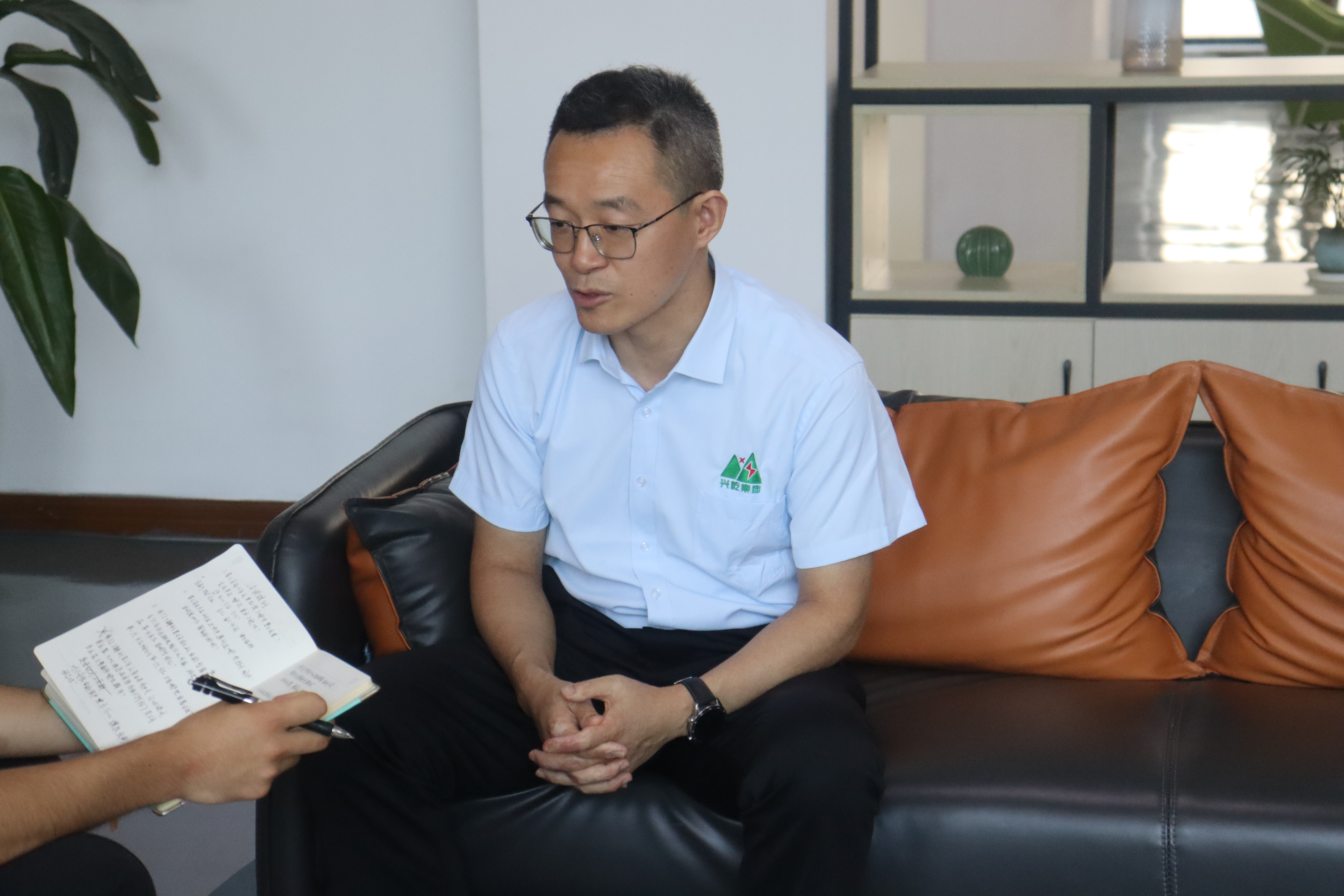 圖為調研團成員與興屹集團高級工程師進行科技訪談，對目前電動汽車行業和產品進行了全方面的交流 王淳郡攝