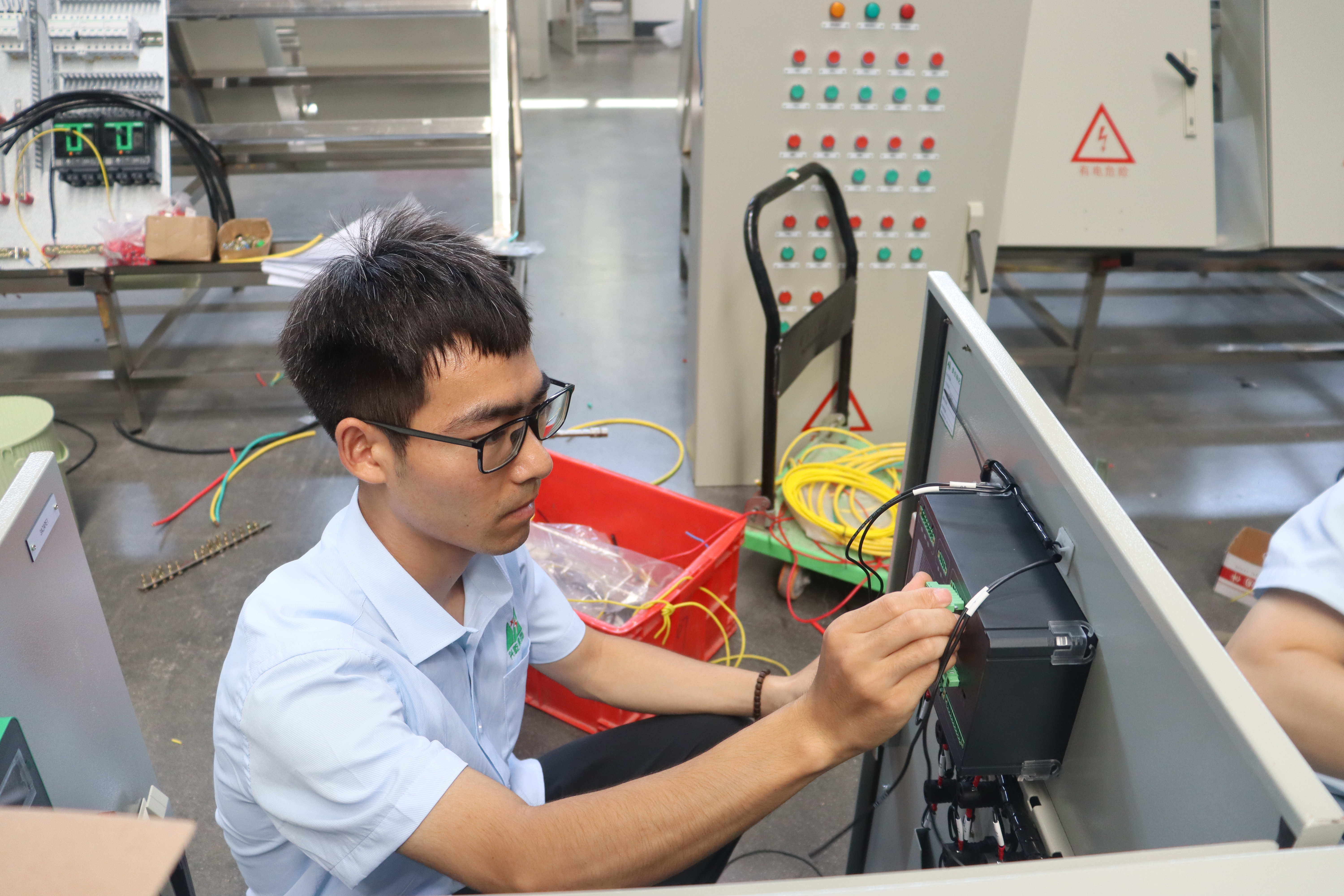 圖為工廠生產流水線工人生產畫面 夏菲攝
