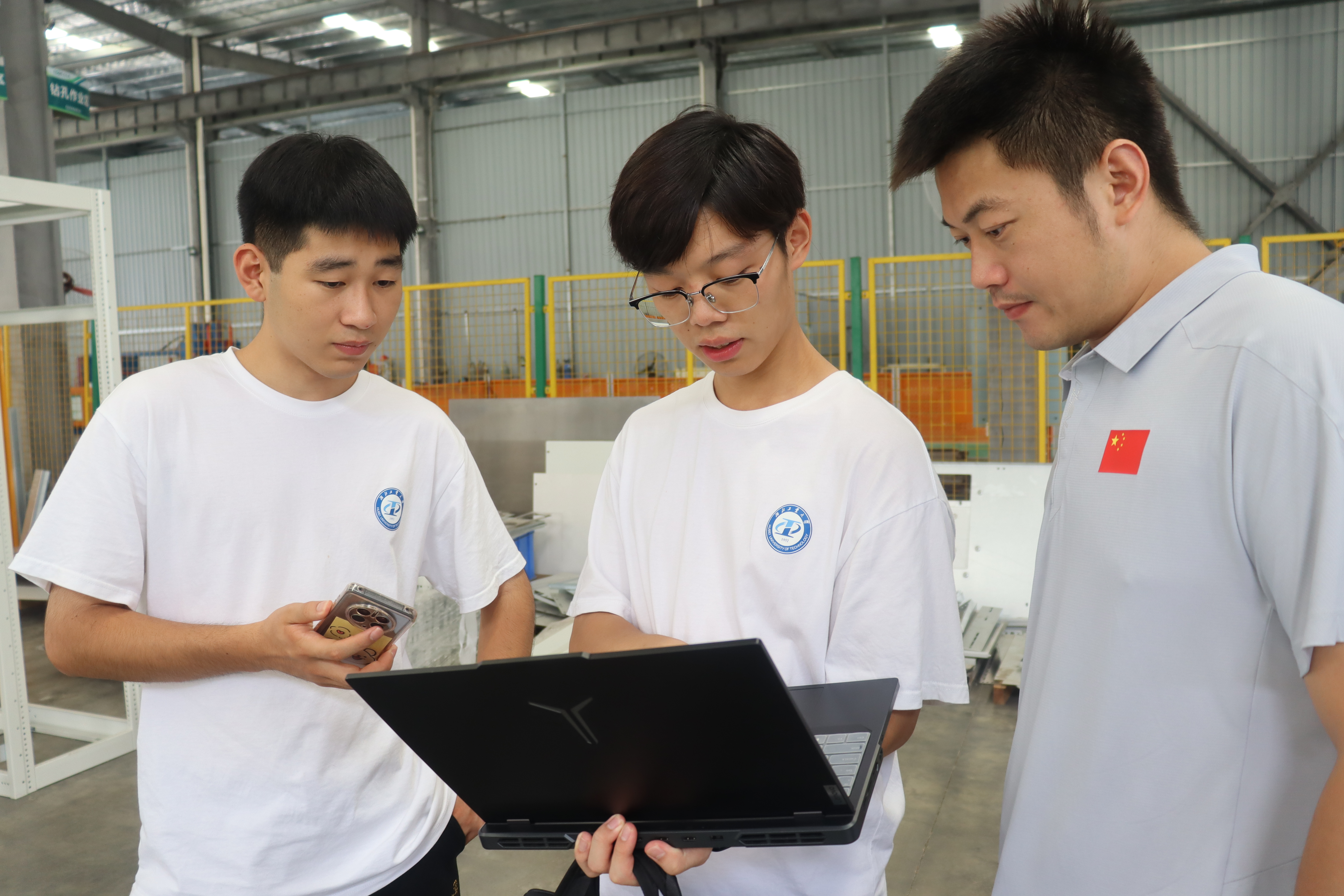 圖為調研團負責人馮子翔對企業案例利用專業知識進行仿真模擬分析切實可行的解決方案 夏菲攝