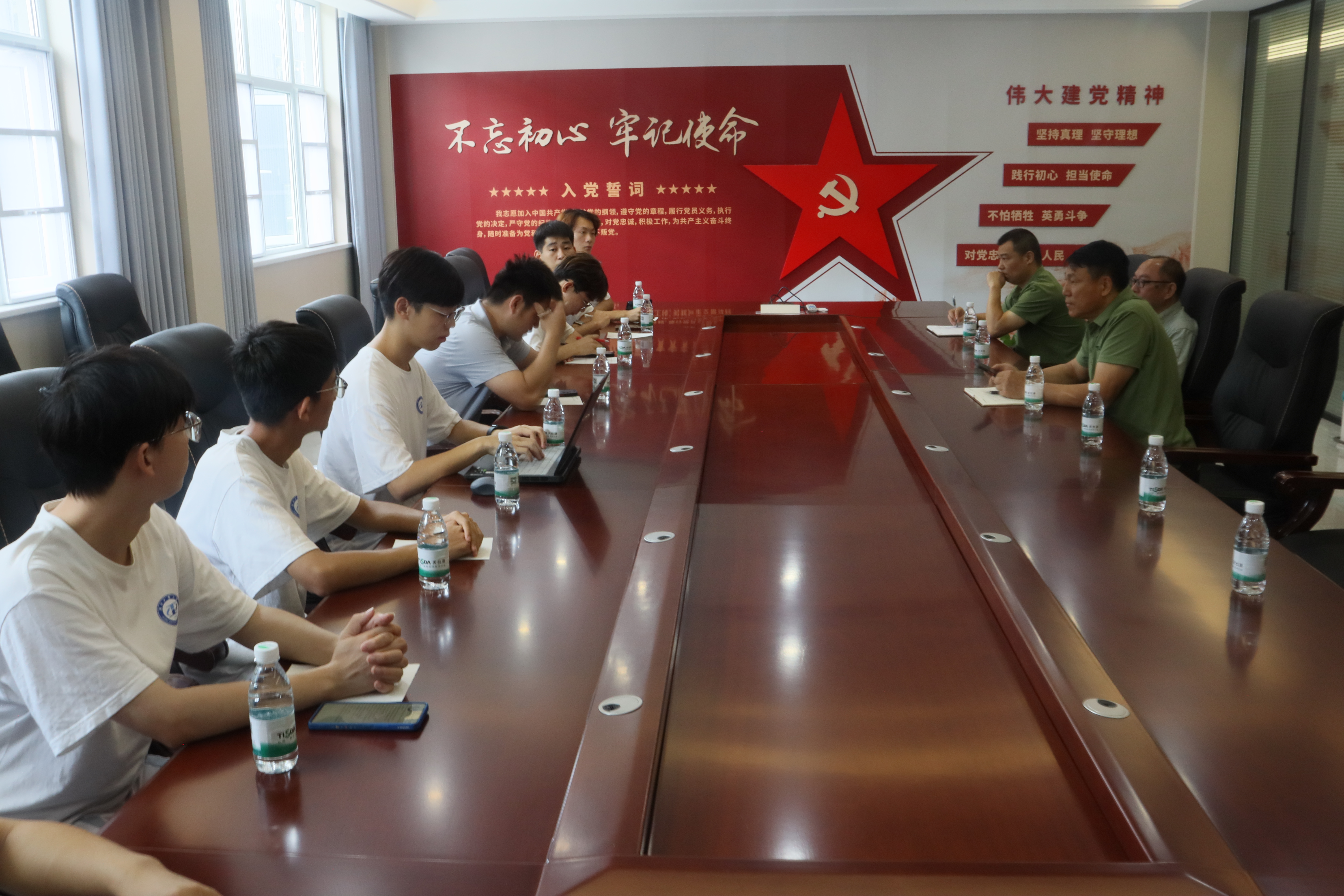 圖為調研團一行在天仕達與技術工程師進行科技座談會，調研團成員們就參觀過程中疑惑的部分咨詢專業的電氣工程師 徐姊媛攝