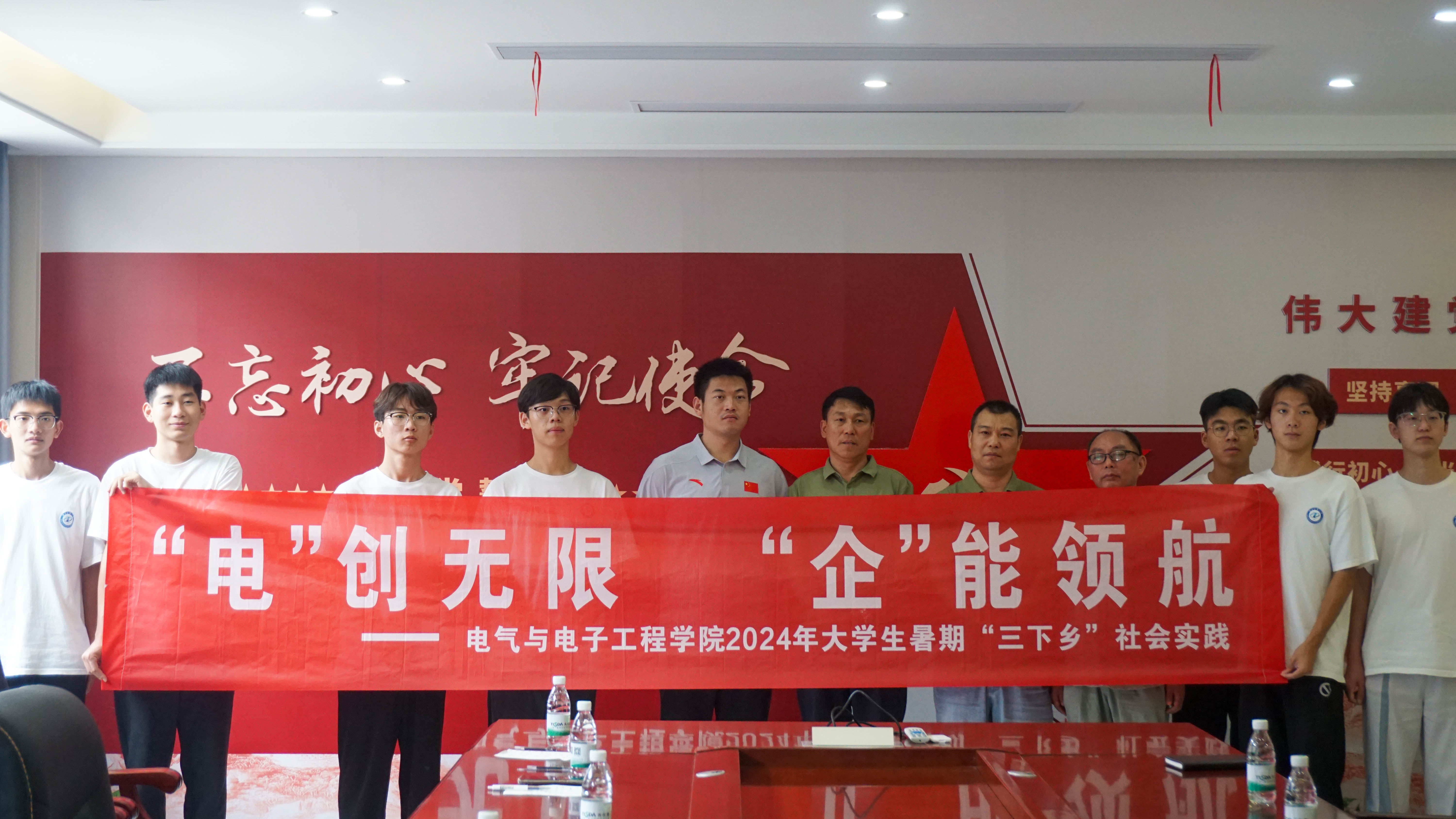 圖為調研團一行在天仕達合照 徐姊媛攝