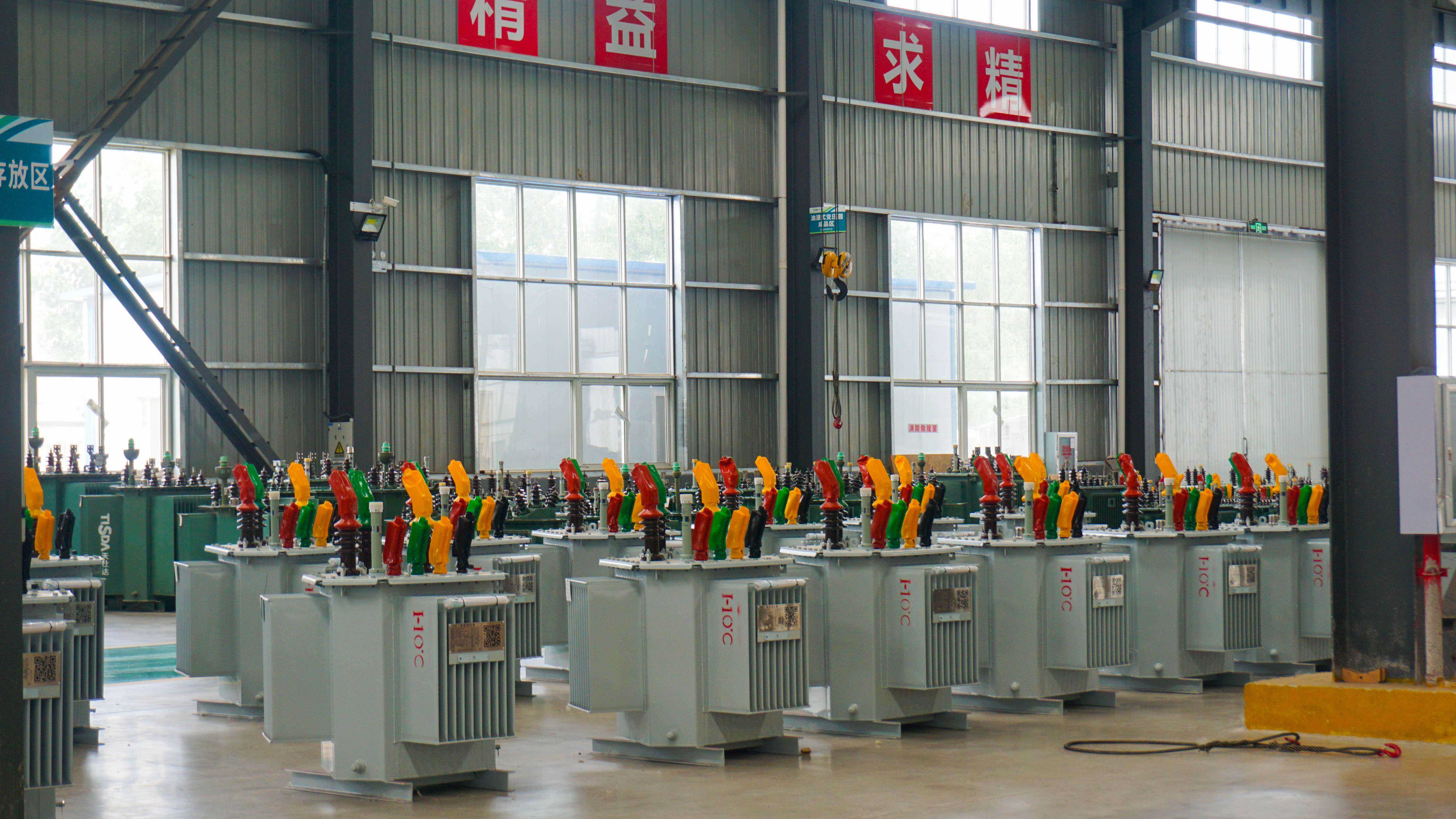 拍攝于天門市武漢天仕達電氣有限公司工廠 圖為天仕達主營產品之一——油浸式變壓器 馮子翔攝