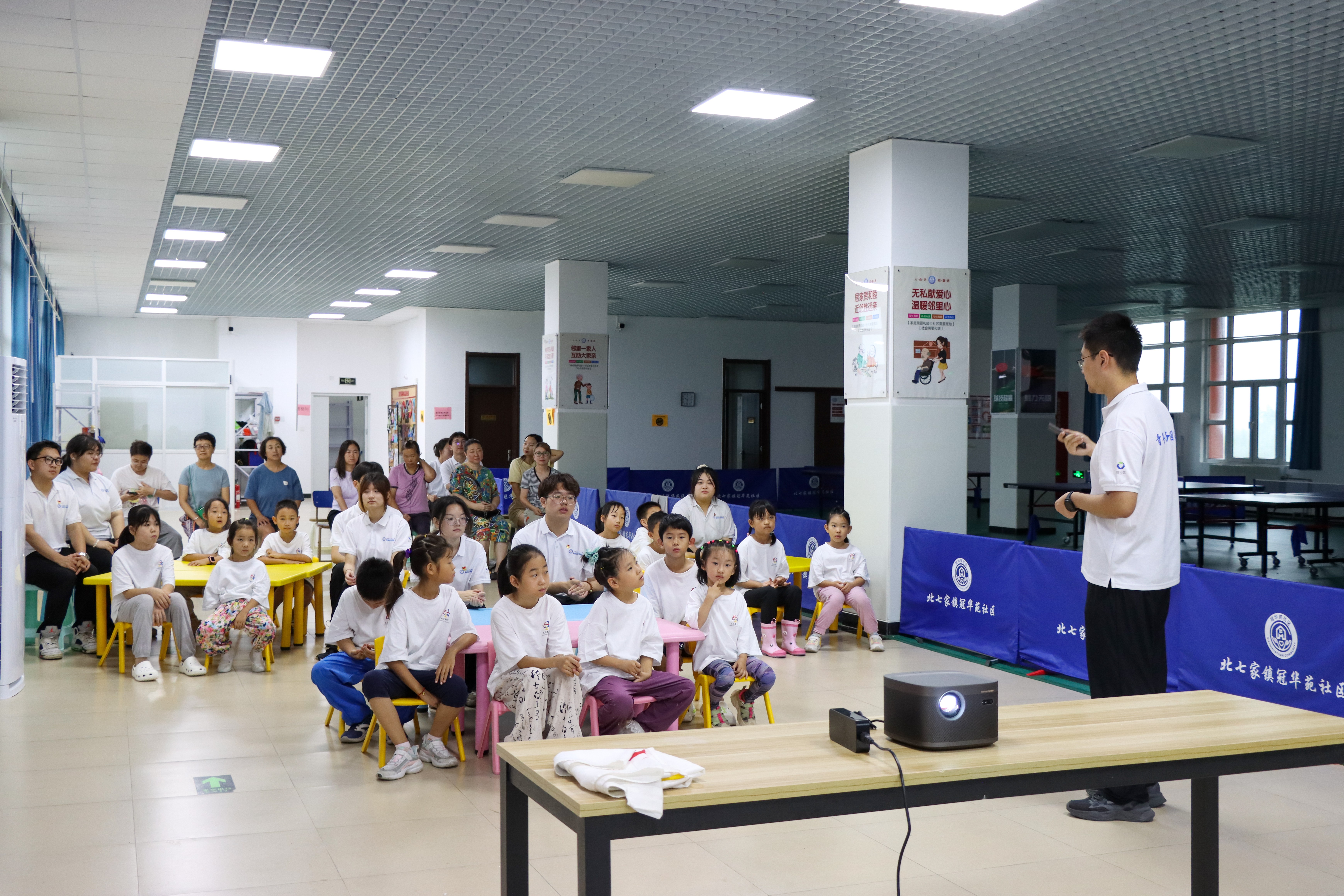 實踐團成員面向社區少年兒童授課