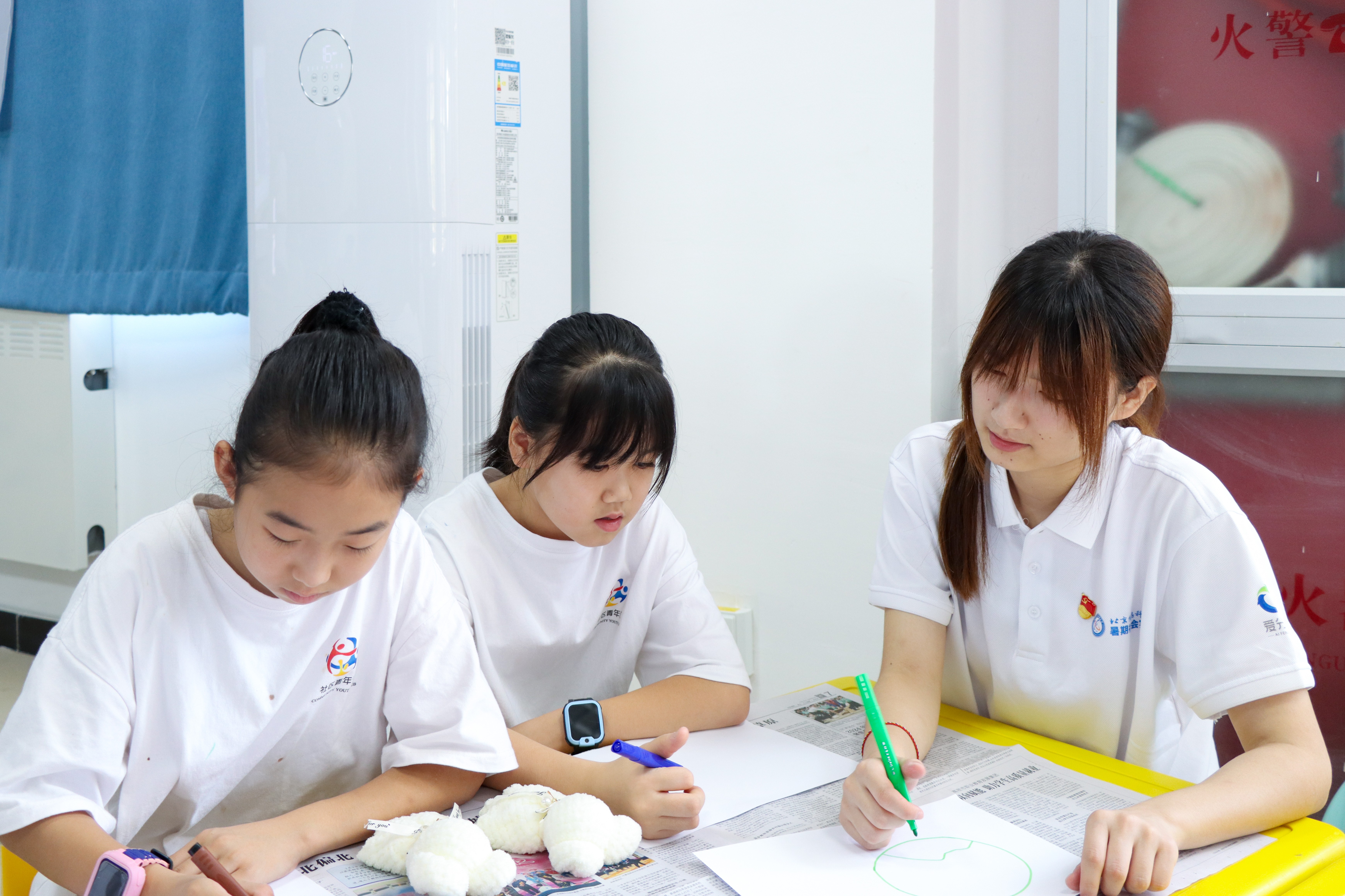 實踐團成員與小朋友共同完成環保畫作