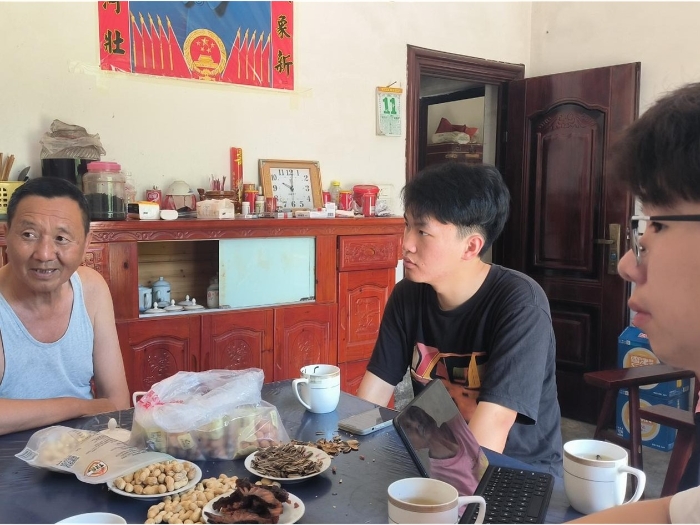 江南大學(xué)“問山”實踐團成員對老屋基村村干部進行訪談.jpg
