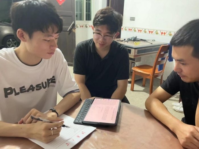 江南大學(xué)“問山”實踐團成員為化坪村村民提供法律咨詢服務(wù).jpg