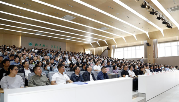 宣講會現場師生們認真聆聽 宣講會現場師生們認真聆聽