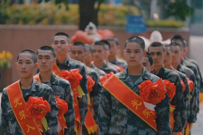 2列隊集合、準備前往役前訓練基地，此時我們已經剪短頭發，眼神中透露著堅毅。