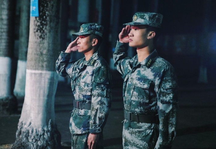 4集訓結束，我學會了標準的軍姿軍禮，離開之前，再向著家的方向，給親人們敬個禮