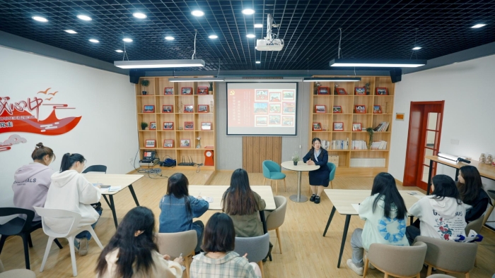 圖片1:輔導員在“一站式”學生社區講黨課 圖片1:輔導員在“一站式”學生社區講黨課
