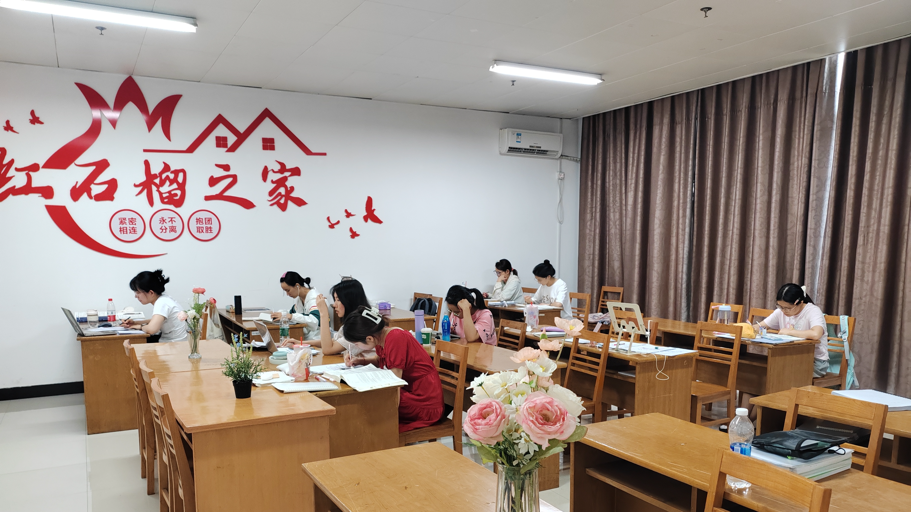 圖片2:學生在紅石榴之家自主學習 圖片2:學生在紅石榴之家自主學習