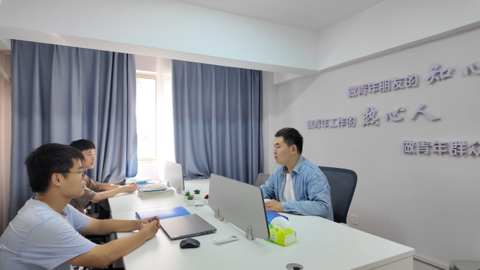 13. 輔導員在學生社區與同學談心談話